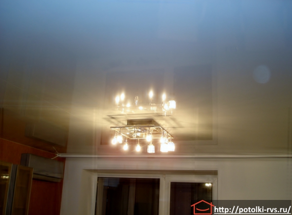 Натяжной потолок на кухню с подсветкой