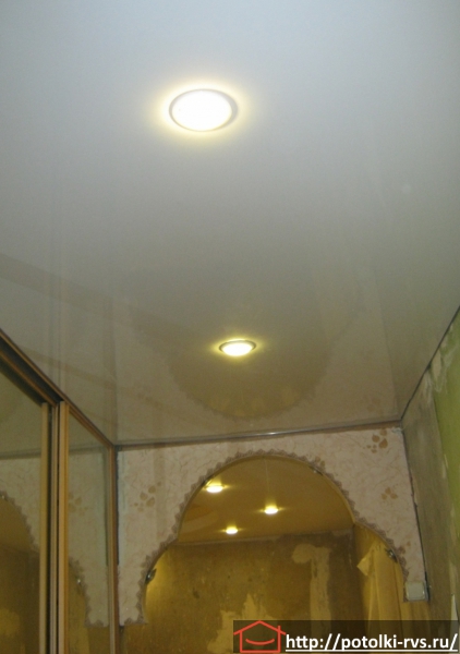 Коридор потолок белый с подсветкой