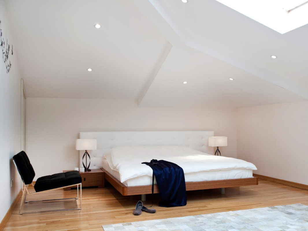 Цены на белые натяжные потолки в спальне 12,5 м²