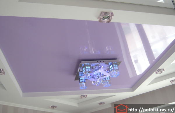 Натяжные потолки в спальне