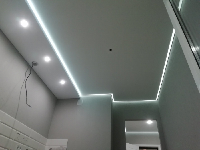 Натяжные потолки с контурной подсветкой